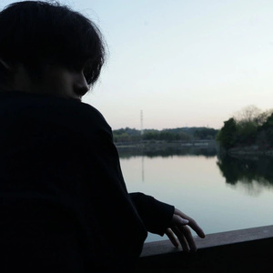 不要被困在回忆里