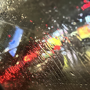 风儿是从哪来的（原唱：我们打着光脚在风车下跑，手上的狗尾巴草摇啊摇）