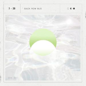 坐在后排的公车上发呆