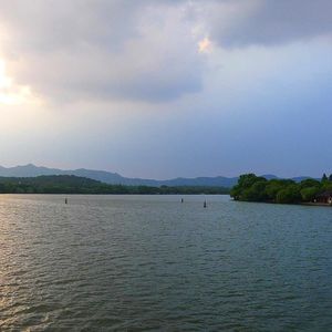 多想在平庸的生活拥抱你