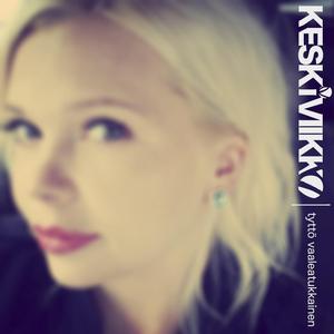 Tyttö vaaleatukkainen