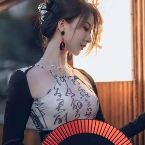 蜻蜓点水立荷塘