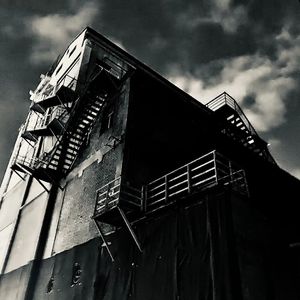 поднимать голову(抬头）