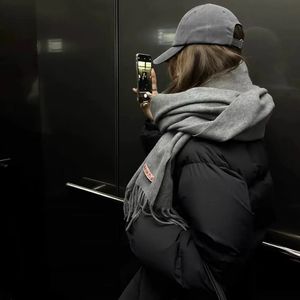 知道我所有不堪和不好 还敢淌我这滩浑水的人 才是我应该真心对待的人