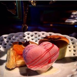 脸红微醺《南瓜灯与高脚杯》