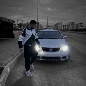 Мужчина на иномарке