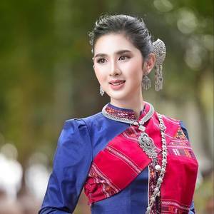 Hluas Nkauj Hmoob Nplog