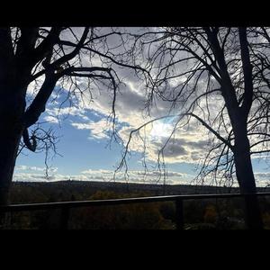 देखा था आज सुबह उसे चांद सा निकलता