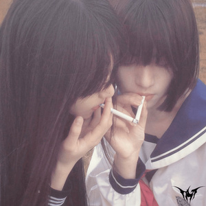 秋叶在蜷缩中腐败，恰似你我束缚凋零的爱