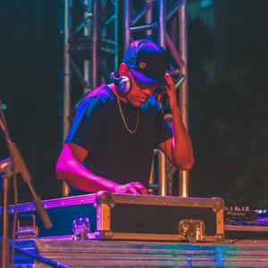 EU NÃO VOU EMBORA (Radio Mix)