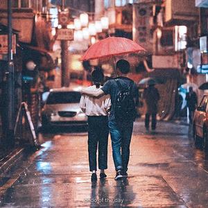 우산 속 둘만의 세계