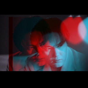 坐 在 角 落 看 阳 光 穿 过 窗 帘