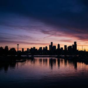 퇴근길의 그림자 (Hollow Afterglow)