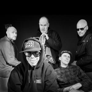 Sohvalla (feat. Lossi T)