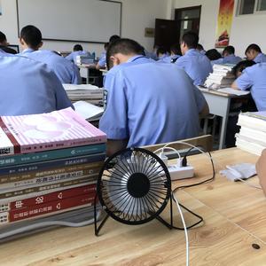 背对背拥抱
