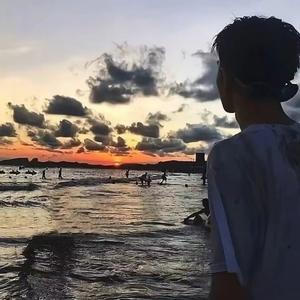 阳光下的你和我