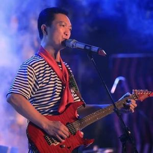 爱与光明 伴奏版