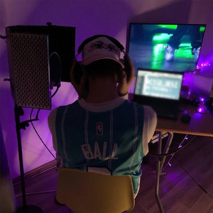 Не тусуюсь!