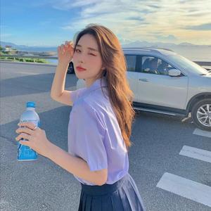 抱着沙发睡眼昏花凌乱头发