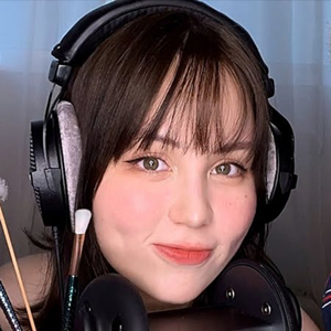 ストレスボールと魚の形をしたブラシ