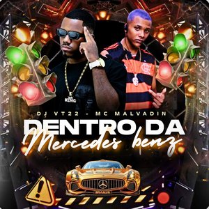 Dentro da Mercedes Benz