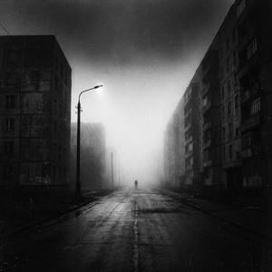 Радио шипит во тьме