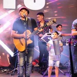 Hotel california/Bésame/Cuanto me cuesta vivir sin ti/Yo quería/Cuando te acuerdes de mi/O me voy o te vas