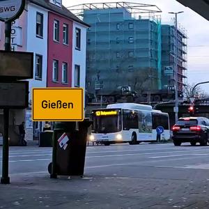 Gießen Song (nackte Brüste gegenüber von der Galerie)