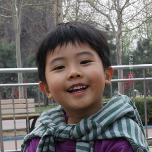 透过开满鲜花的月亮