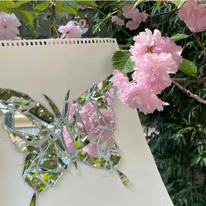 萋萋芳草小楼西