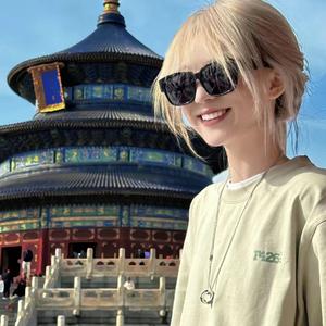 佳人轻抚桃花扇