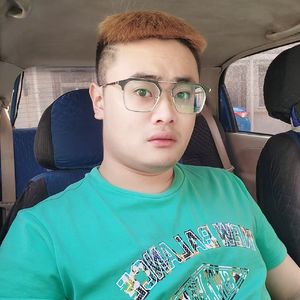 揽佬张开手臂闻丝袜