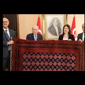 Aponun halısı kan kırmızısı