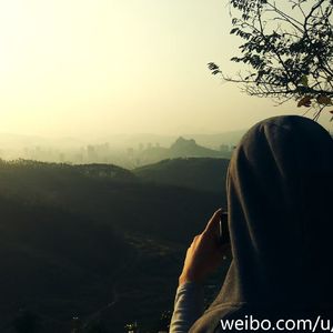 牵着妈妈的手