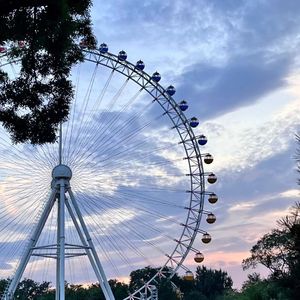雨の中の遊園地.