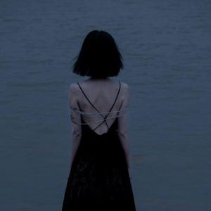 我呼吸你香煙的裙摆