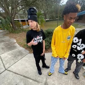 Swagging (feat. R8wda9)