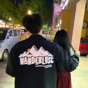 雪中的浪漫漫步