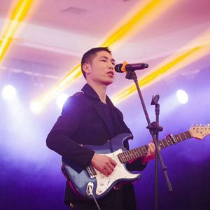 他就在你的身后