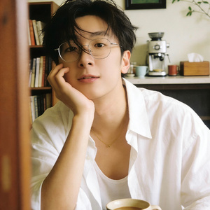 树影间的那个人