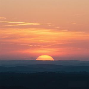 明天如约伴朝霞