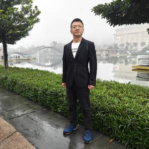 你的头发乱了