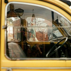 府吏马前的孤独长巷