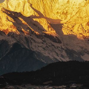 燕尾剪裁的春风