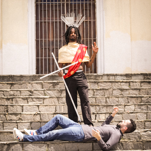 21:05 em uma igreja de esquina na periferia