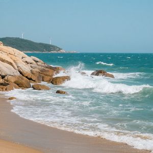 海风轻拂岸边