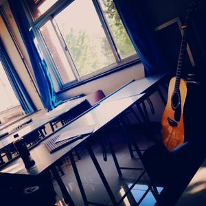 从前有只白色的猫跃过课桌奔向了我