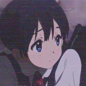 春の日を歩く少女