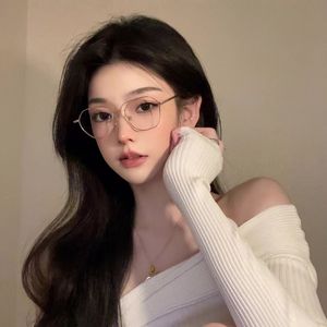 这只伶俐的棕色狐狸跳过一只懒惰的狗