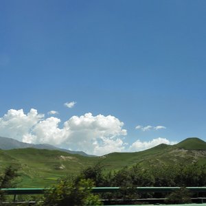 那朵云就要飘到远处的山峰